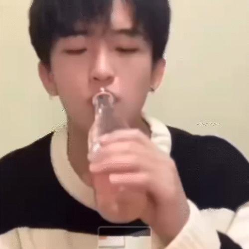 #南大的爸北大的妈不能喝的他# 帅气的南，能喝的北，还有一个喝了指定微醺的他，哈