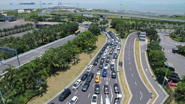 港珠澳大桥总投资1269亿元，通车初期车流冷清，随着港车北上、澳车北上政策全面落