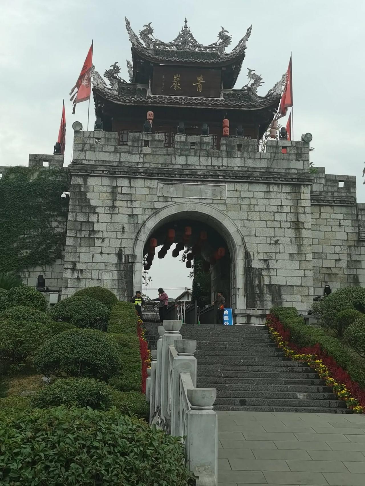 如果你同学的公公，之前还在清醒时，没留下遗嘱的话，这事就不好办了。一旦她公公在昏