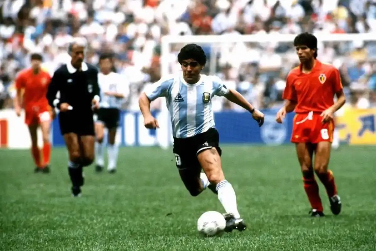 “上帝之手”1986年墨西哥世界杯，马拉多纳确实是赛场上的绝对焦点，堪称以一己之