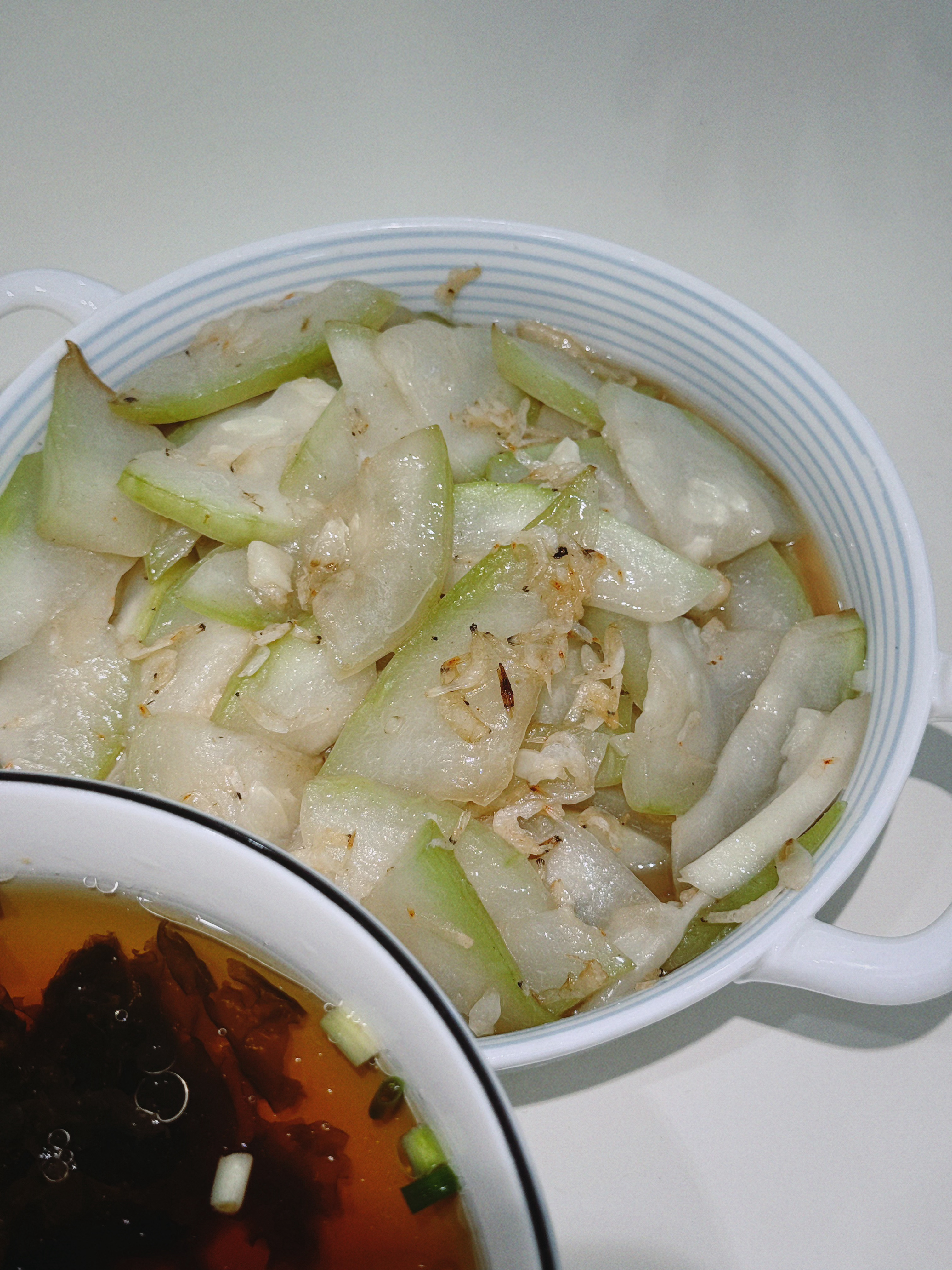 璐璐今天吃啥 今日菜单：黄豆炖猪脚、炒青菜、虾皮炒西葫芦、紫菜汤我说最近的青菜咋