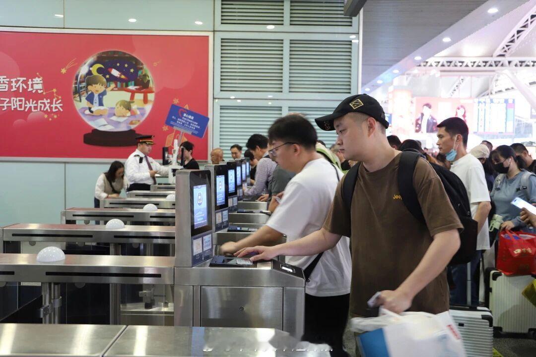 国铁头条【广州铁路第二季度旅客列车运行图4月15日实施】4月15日零时起，国铁广