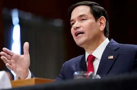 美国两党政客最近动作频频，扬言要尽快“解决中国”问题，这话听起来挺扎心。有媒体还