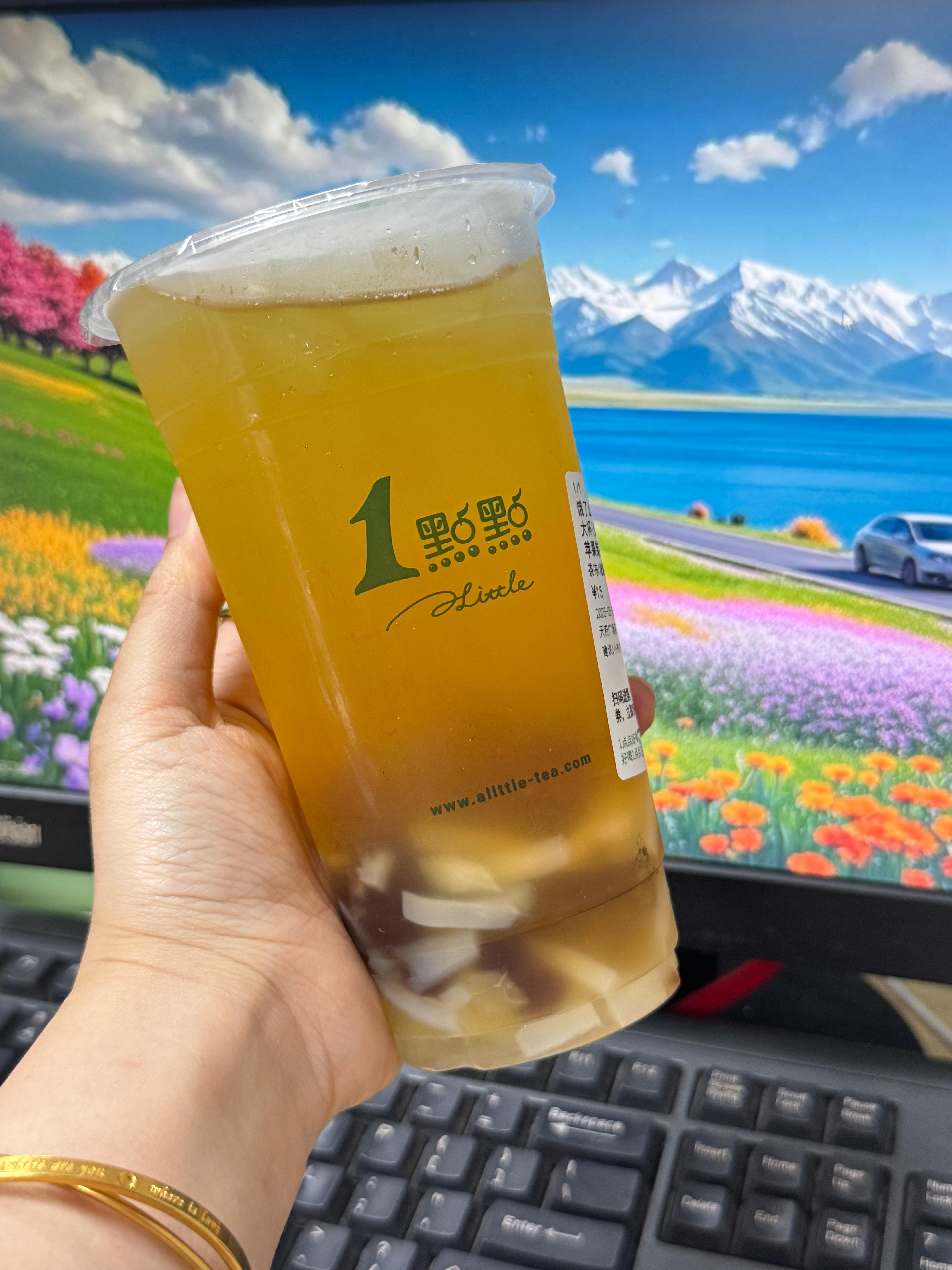 一点点的苹果茉莉绿  终于知道为啥说喝了掉秤了  三点喝完到现在已经拉了两次了[