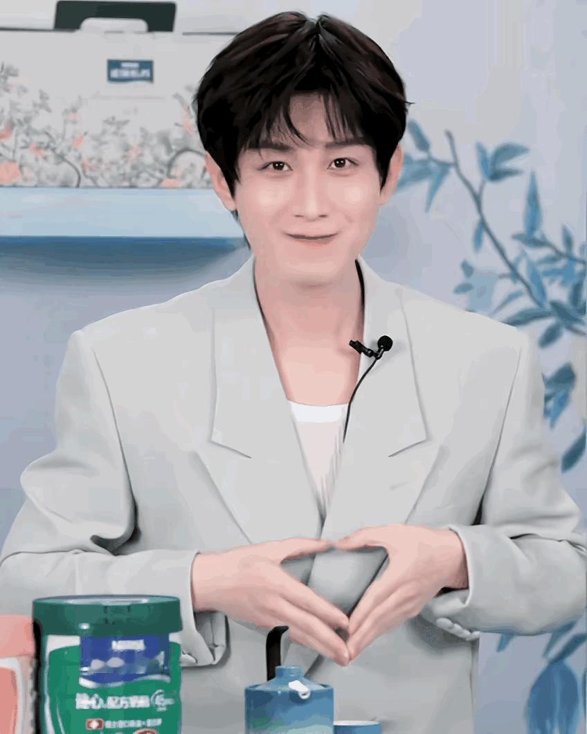 成毅 这是在？不太聪明的样子 ​​​