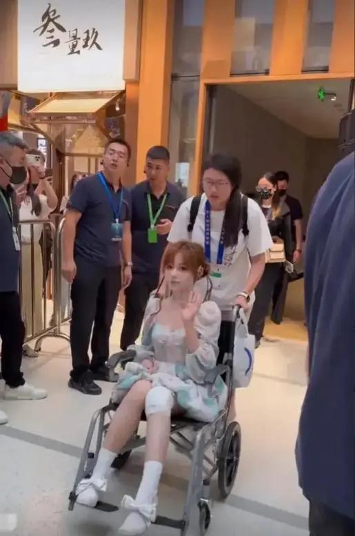 在电影《落凡尘》的首映礼上，一幅动人心弦的画面悄然出现。年轻而才华横溢的歌手黄霄