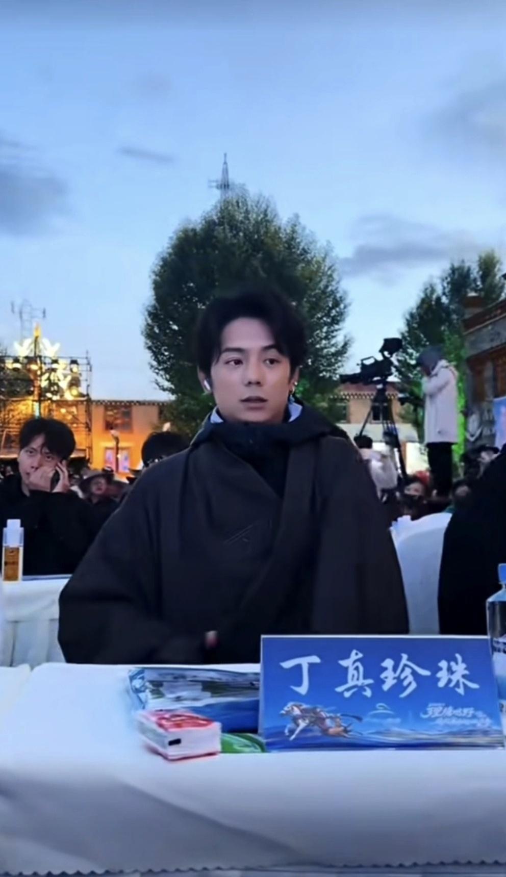 没点开大图前，我以为俺家宝宝烫了个爆炸头[泪奔]@理塘丁真 ​​​