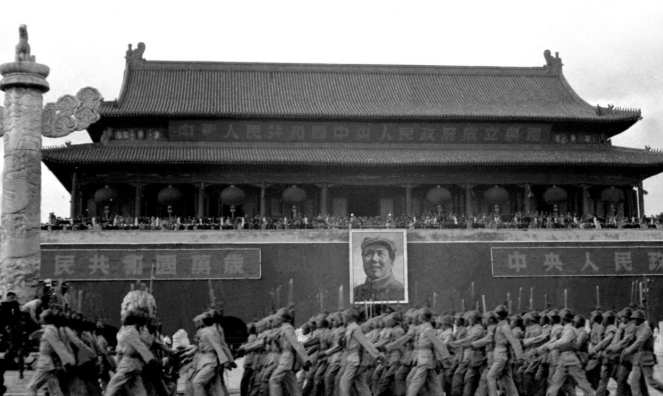 开国大典前夕，周恩来向毛泽东请示礼炮鸣放规格。面对沿用已久的国际21响最高惯例，