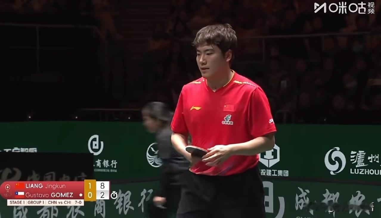 小豌豆白天上学，晚上还赶着“上班”。
今天晚上中国队的比赛，小豌豆又来当球童了，