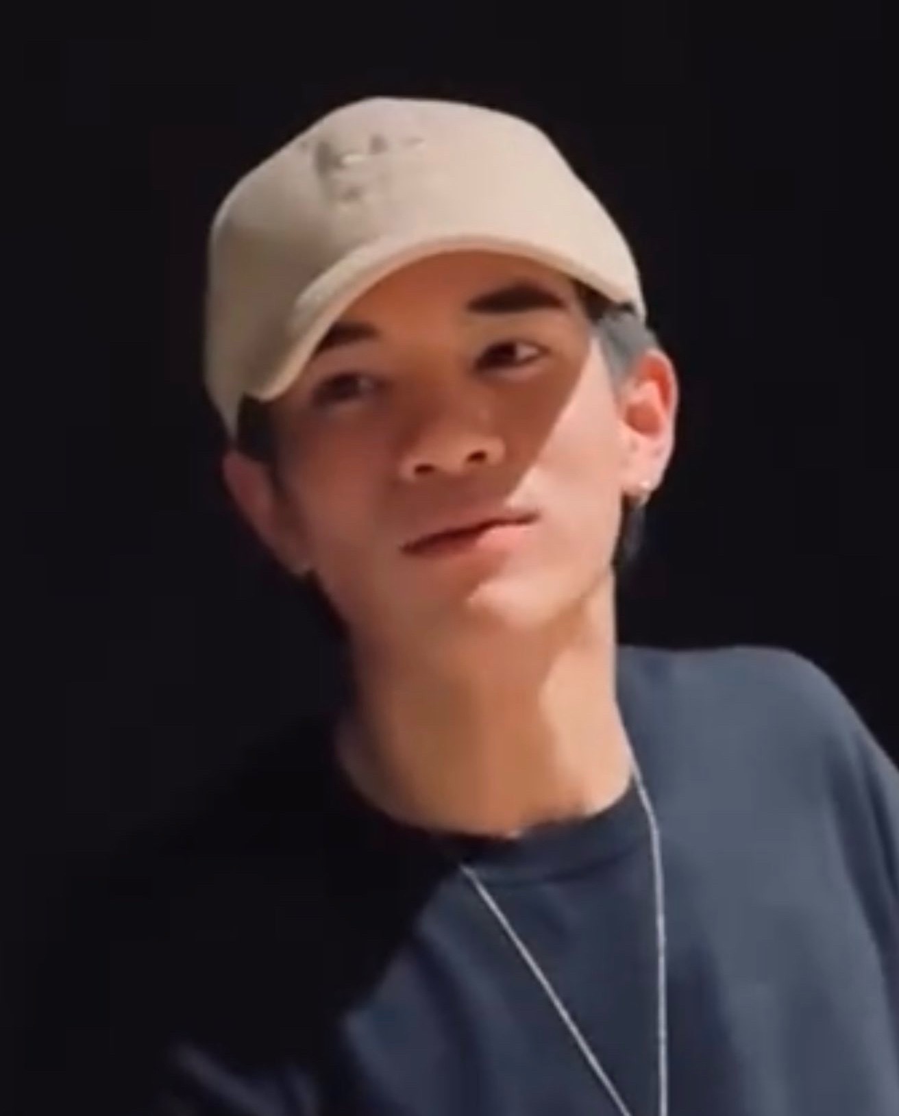 等下… 头发又染灰了⁉️ 