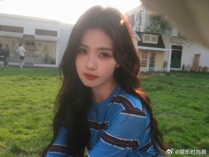 白鹿这个眼妆 白鹿这个眼妆直接封神，蓝调晕染出魅惑感，冷脸时飒爽姐感拉满，妥妥的