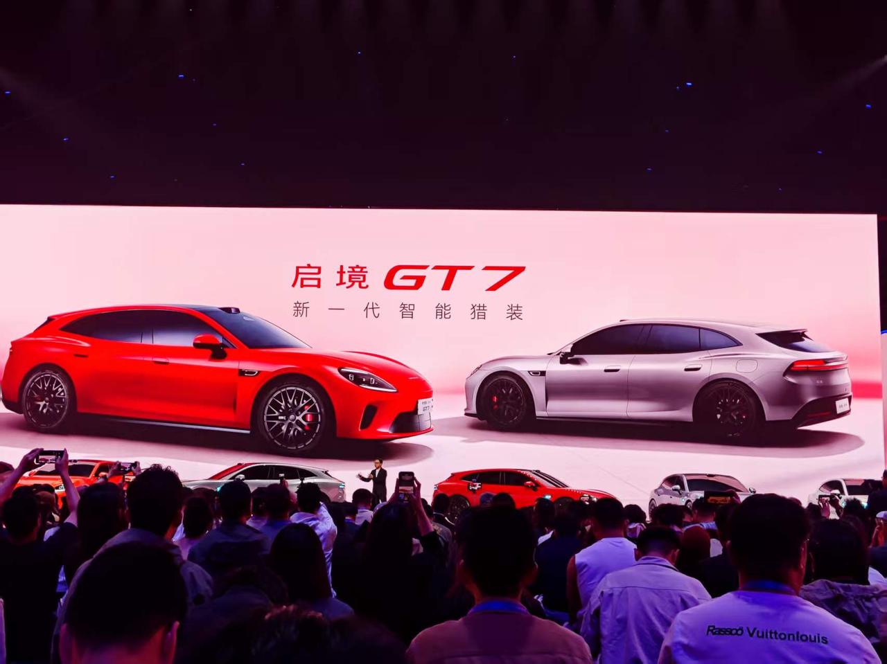 今晚，启境汽车公布了首款车型启境GT7的十大科技，比如896线激光雷达、华为乾崑