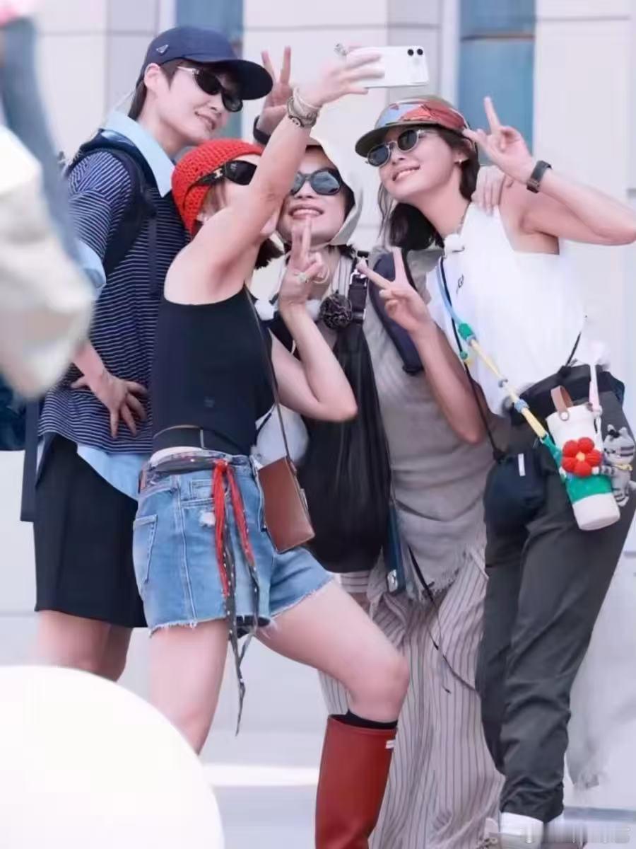 李宇春辛芷蕾高叶倪妮合照 户外私服随性又好看，四人并肩合照行走在新疆旷野，姐系氛