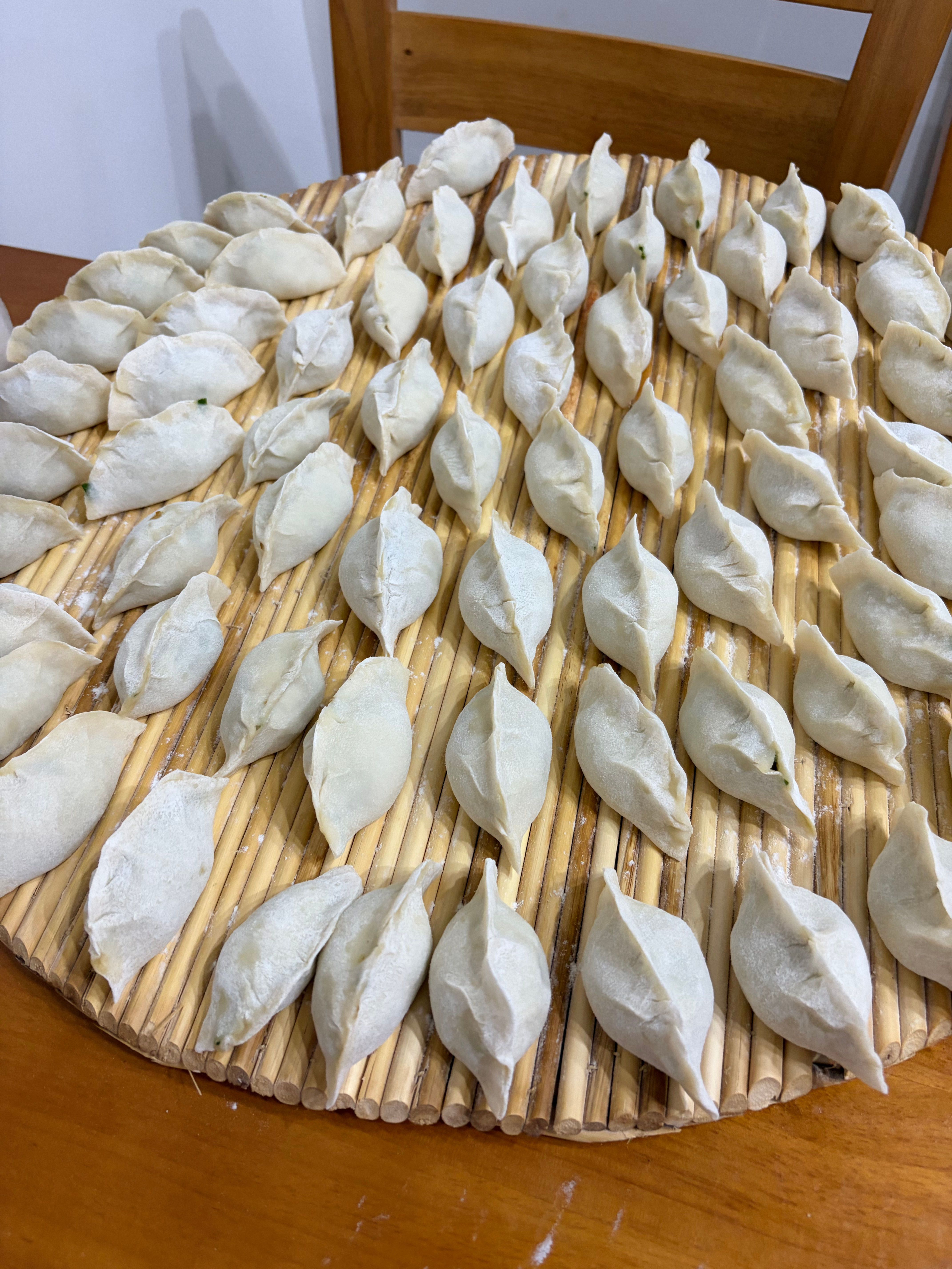 今天晚上吃饺子，白萝卜肉韭菜馅[嘻嘻] ​​​