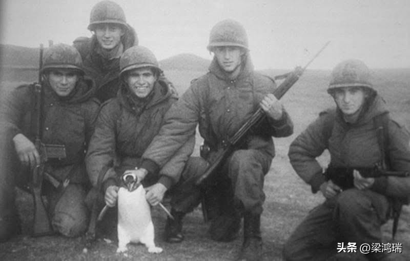 这张照片拍摄于 1982 年福克兰群岛战争（马尔维纳斯群岛战争）期间，画面中是几