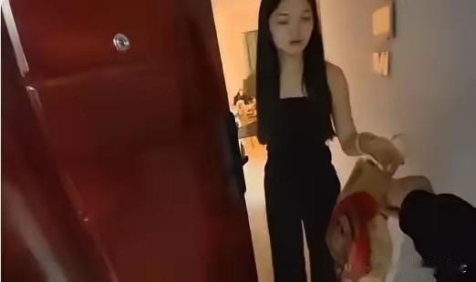 外卖送餐变“桃花劫”？一位小哥送餐到公寓，刚开门就被打扮精致的长发女生一把拽进屋