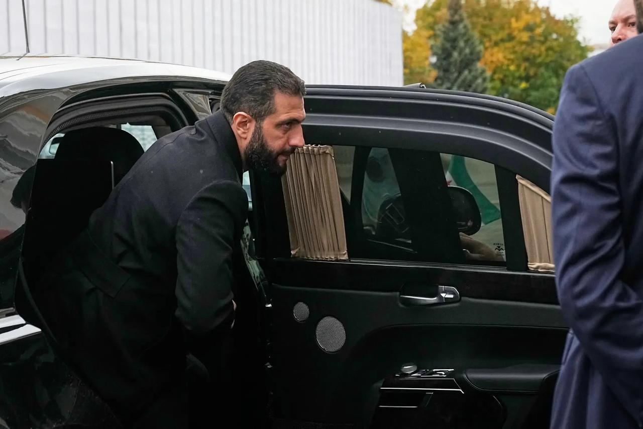 朱拉尼的面相并不好，三白眼，黑眼圈、驼峰鼻、薄嘴唇、法令纹重、眉骨和颧骨突出，额