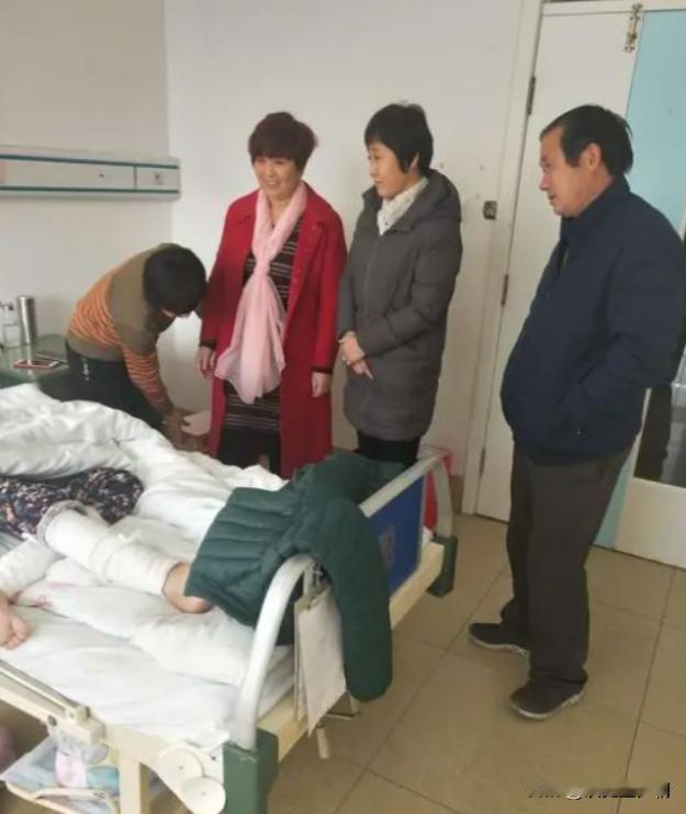 有个穷亲戚提着一袋土鸡蛋，来医院来看望我父亲，这亲戚在医院待了一个多小时，愣是一