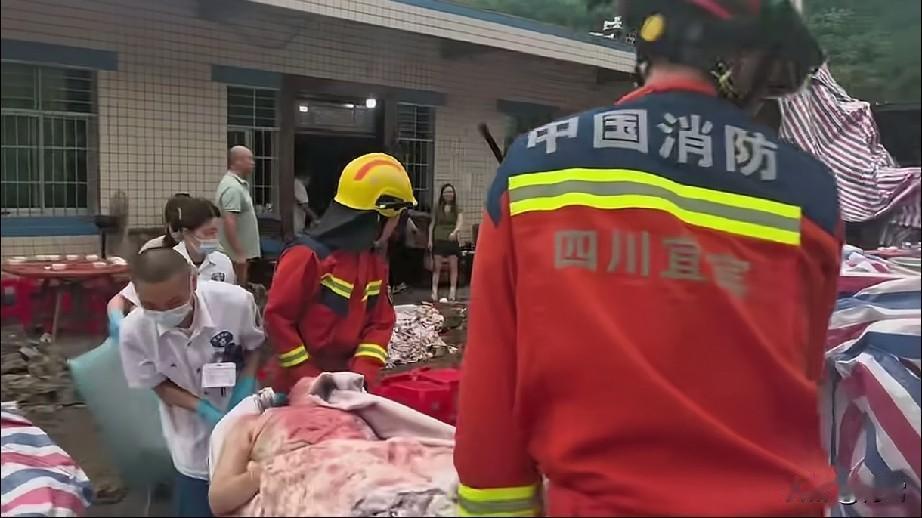升学宴这种形式本来就不应存在，徒增伤悲！
8月19日，四川长宁县硐底镇新堡村一村