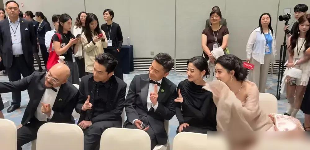 真心喂了狗，还是有人吃这套！
白玉兰后台，杨紫被挤到一边。
梅婷一把将她拉回