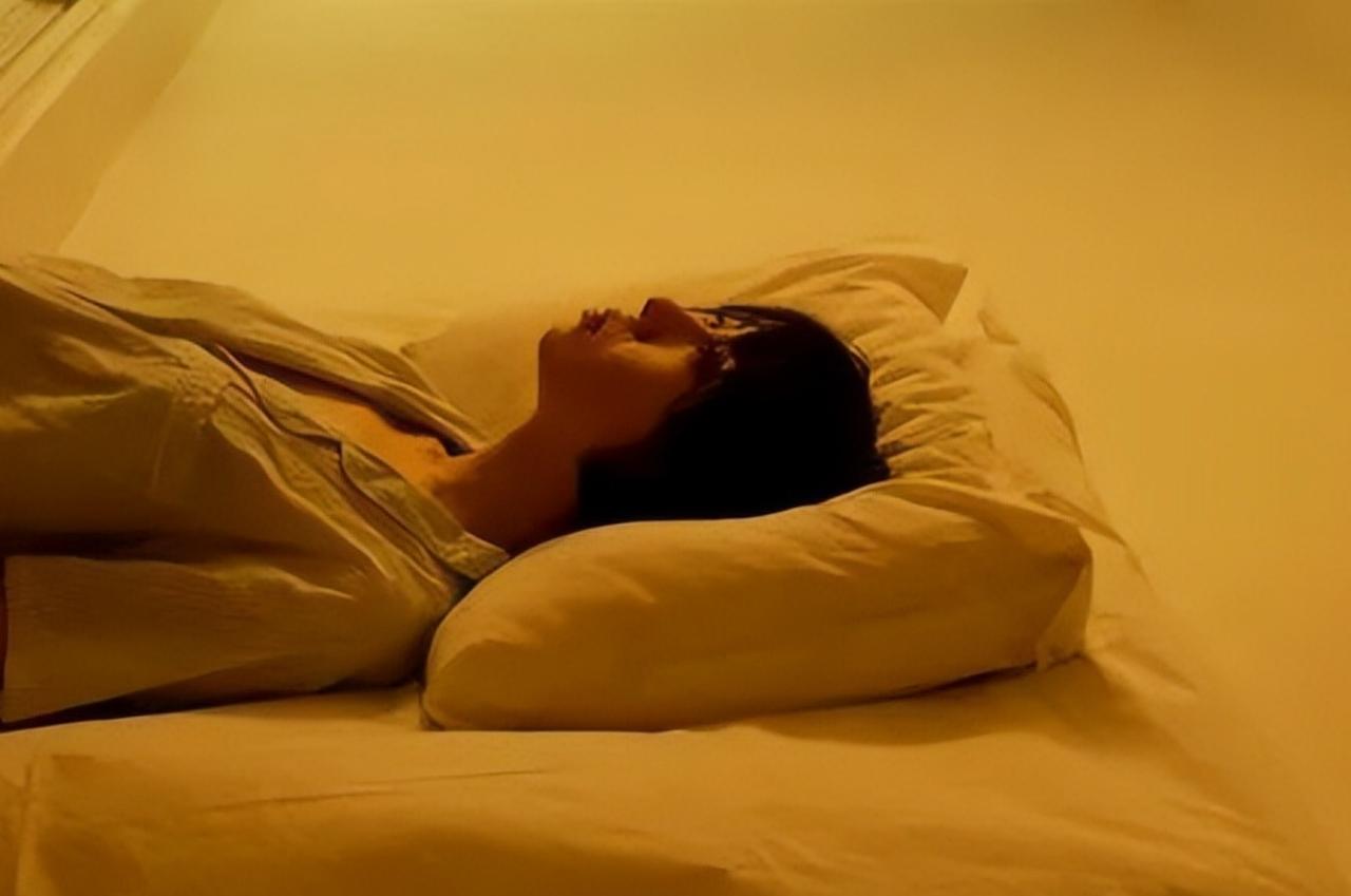 睡觉才是最低成本的养生，比保健品管用百倍，可惜很多人都睡错了！

花大价钱买保健