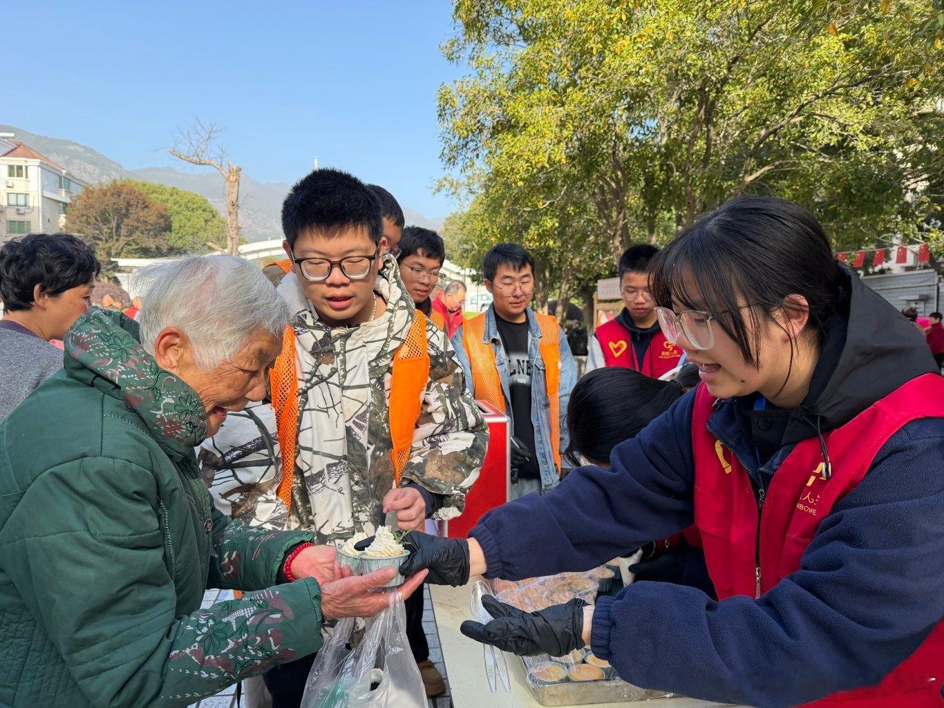 临海公益大集集出社区幸福味幸福集结！临海公益大集藏着人间烟火，互帮互助暖人心，社