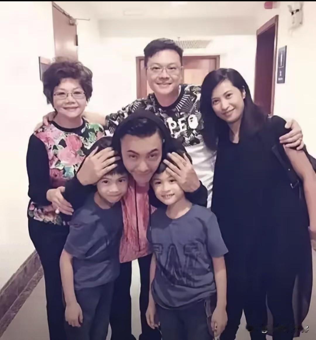 陈伟霆家庭氛围超好
哥哥有两个儿子，陈伟霆对侄子们就像对自己儿子一样宠溺。陈伟霆