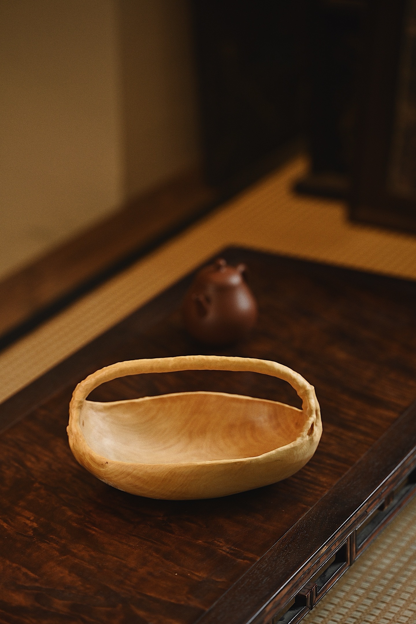 黄杨木 | 山趣 果篮色泽温润，纹理舒展，器身随形而塑，弧面柔和饱满，提梁仿枝节