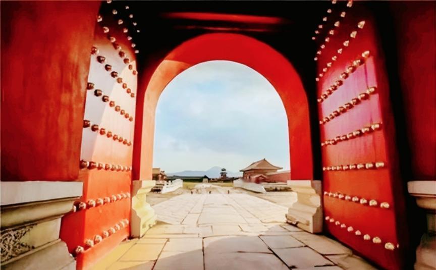 “再锯短一寸！”1420年，紫禁城即将完工，作门槛的木材被木匠锯短了一寸。由于无