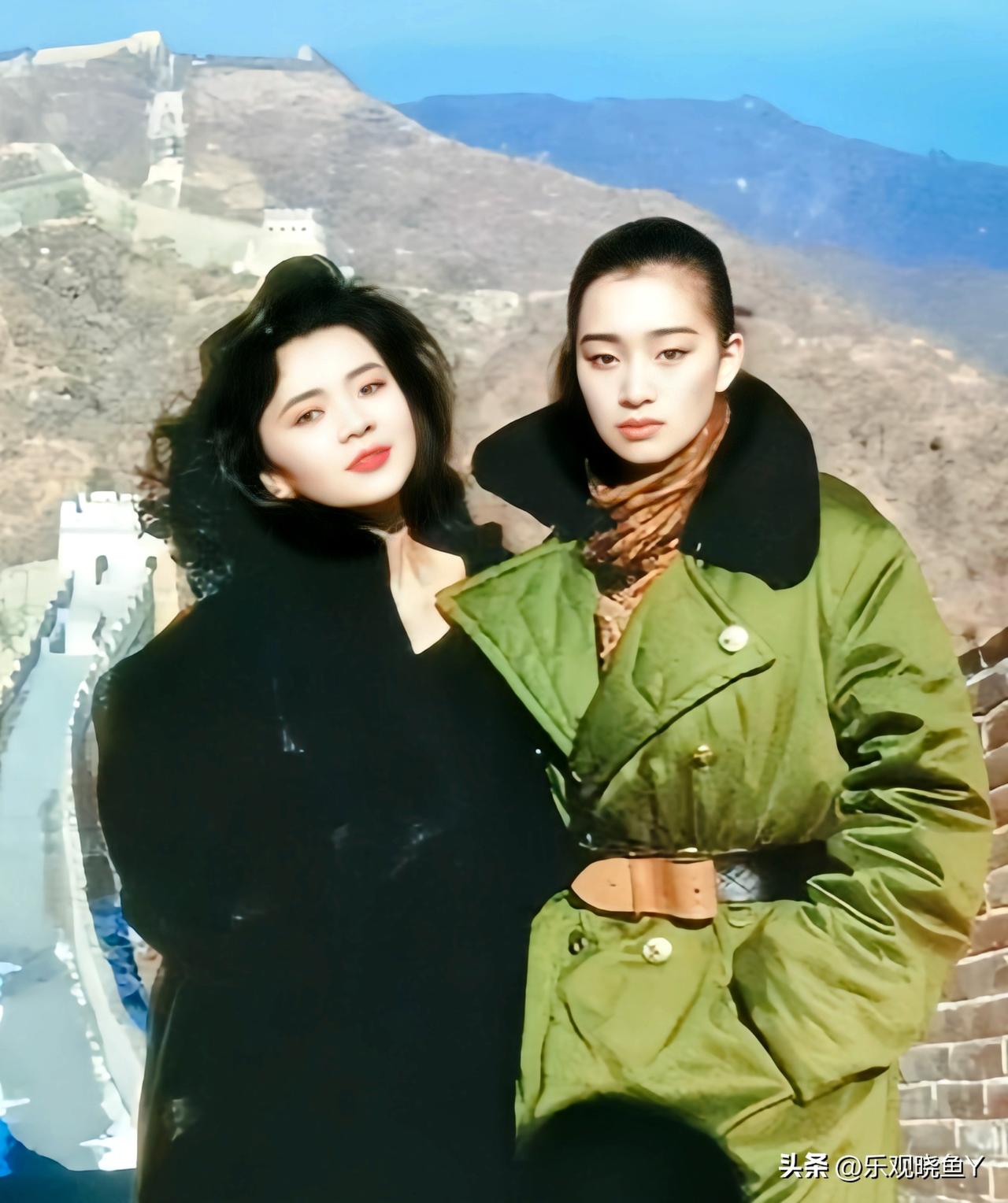 一九八九年，陈玉莲与巩俐同游长城时的合影，此时的陈玉莲二十九岁，清冷脱俗。巩俐二