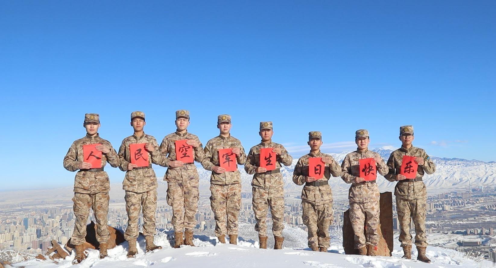 【今天，我们这样为人民空军“庆生”】主题海报、接力赛跑、观看红色影片……在人民空
