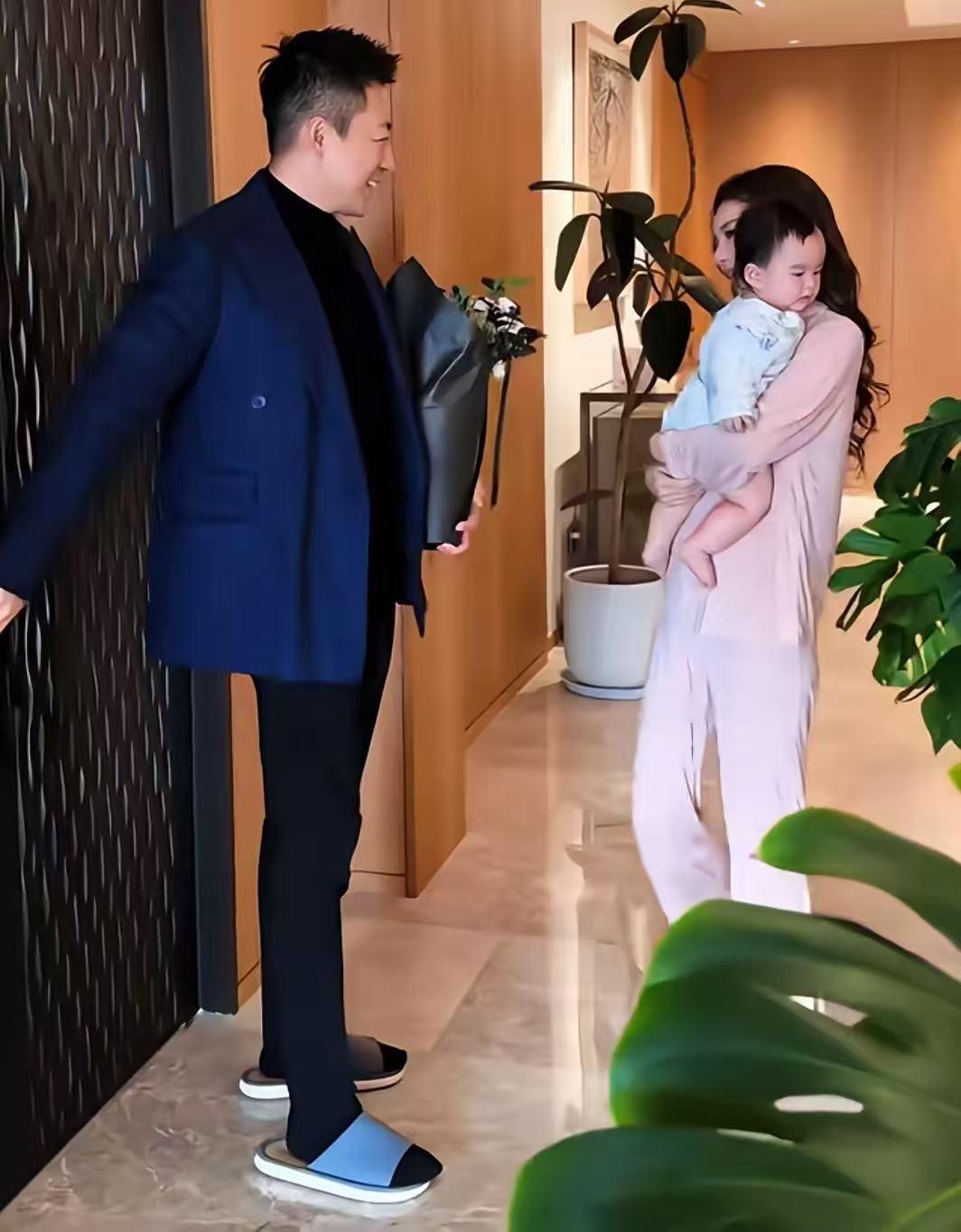 汪小菲一家三口刷屏了！

全都在夸赞他们一家很温馨

有人注意到另一个问题吗？汪