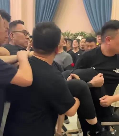杨少华送路仪式突发意外，杨议差点晕倒被众人抬走！
7月10日，晚上，21点，杨少