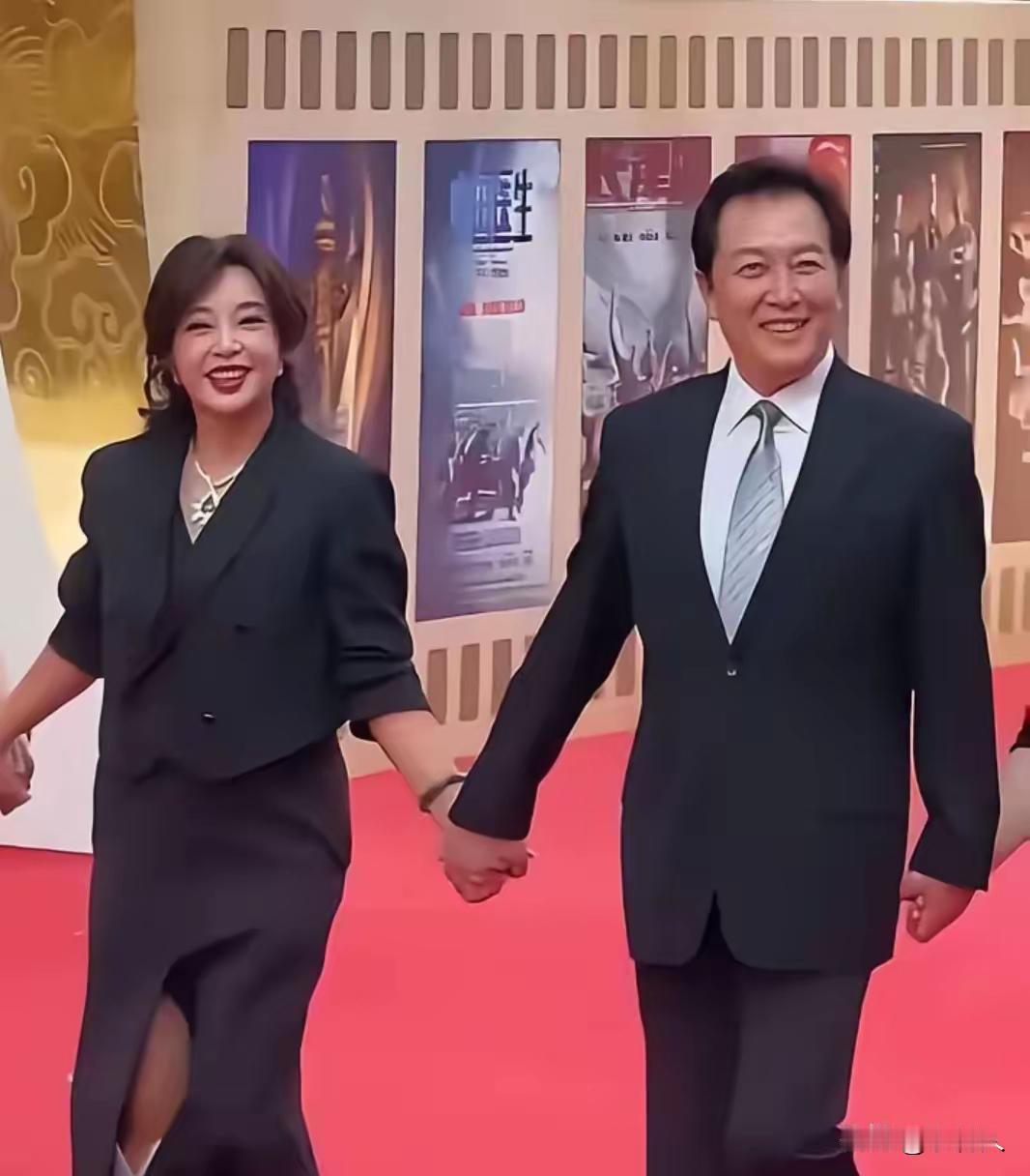 国强刘晓庆，
含笑牵手行。
影视大名星，
皆过古稀龄。