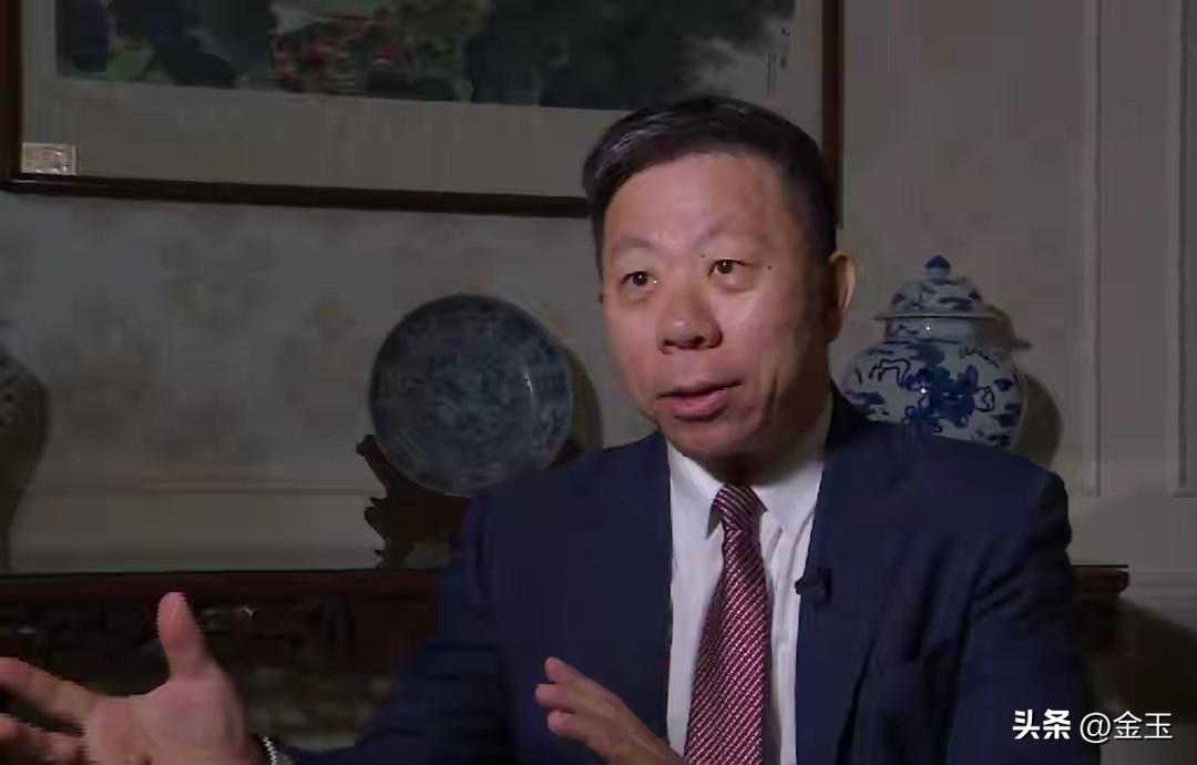 这种“当面严正交涉”与“事后公开点赞”并存的荒诞画面，恰恰是当下菲律宾对华政策最