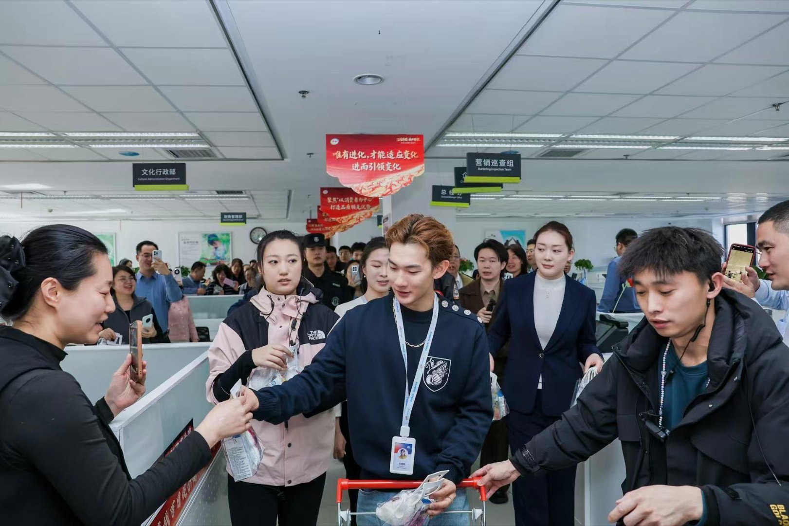 苏翊鸣探秘伊利健康谷哄自己上班的理由又多了 上班惊喜天花板！苏翊鸣空降公司，一出