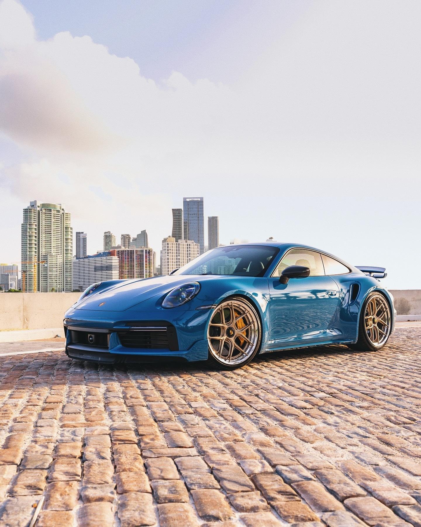 这笔300,000美元花在漂亮的992 Turbo S打造上，真是不错的选择。哇