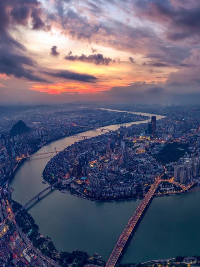 看图猜城市
谁能看出这座宏伟壮丽的江城是在哪里
晚照横空染紫穹，江流如带贯城中。