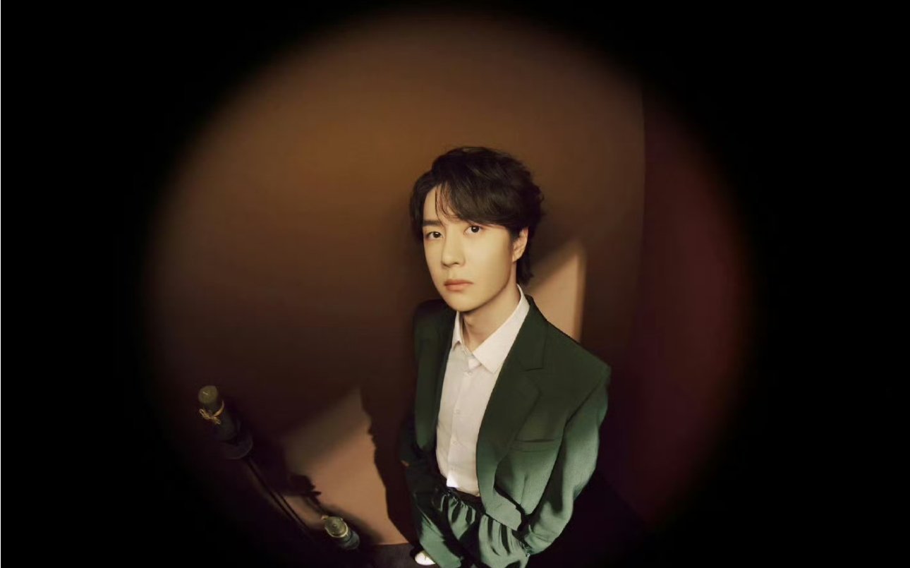 鱼眼镜头下的王一博松弛又锋利，鱼眼镜头下的王一博像是从光影里走出来的电影主角！墨