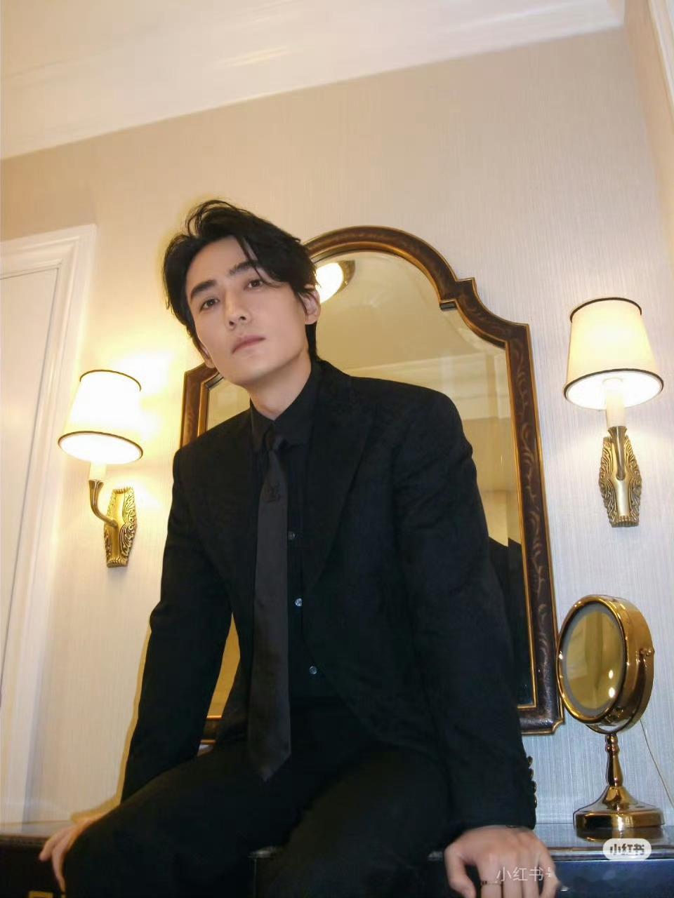 朱一龙广州人气  [good] 朱一龙嘉人开年封 [打call]  朱一龙蝉联金