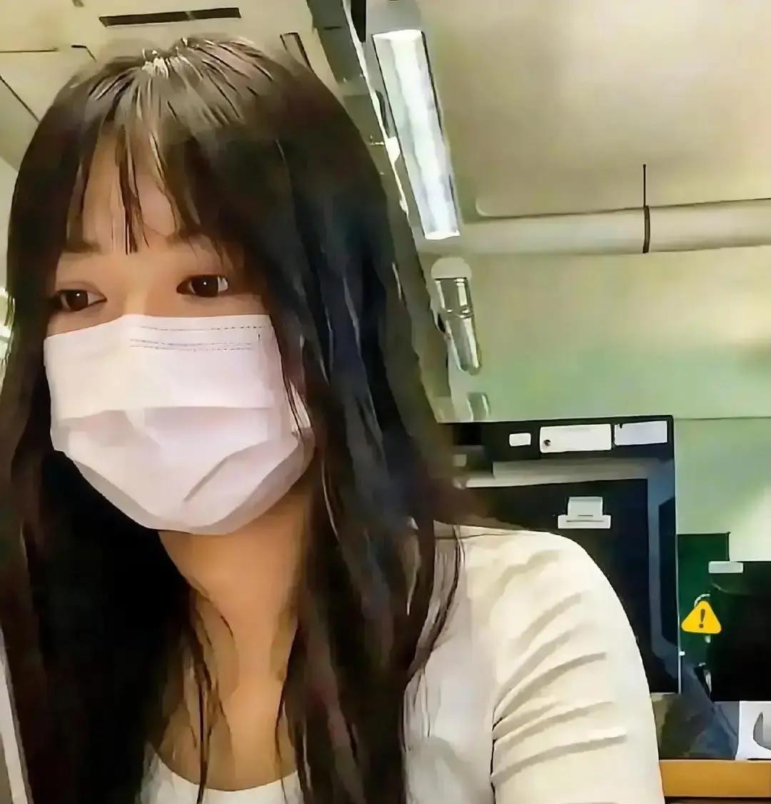 一个爱马仕吊牌的折痕，撕碎了一个4亿流量的谎言。
前脚还在牛津图书馆沐浴阳光，岁