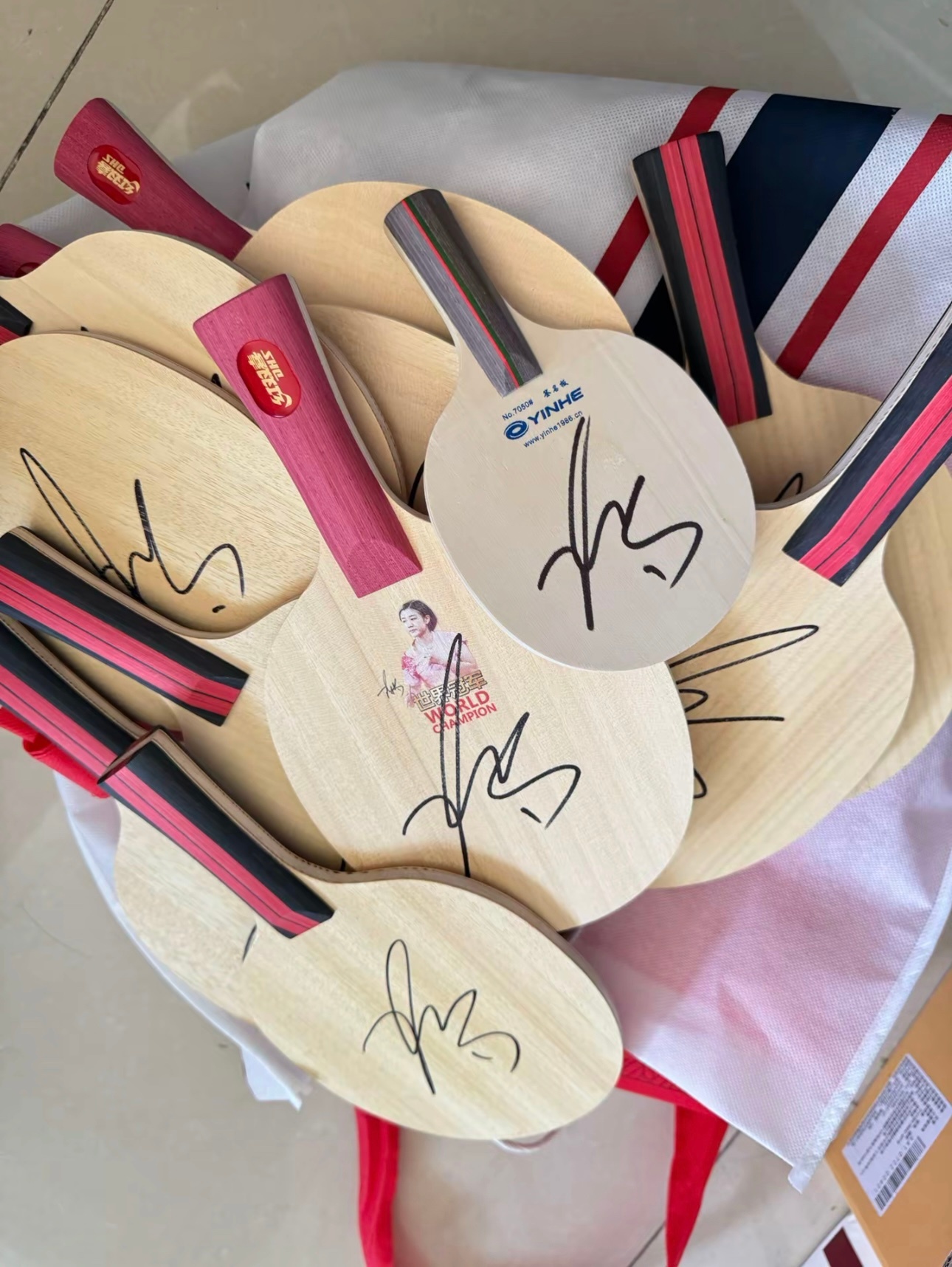 新润乒乓球🏓真幸福，要了这么多卫冕奥运冠军陈梦的球拍签名，就不能给我一块吗[来