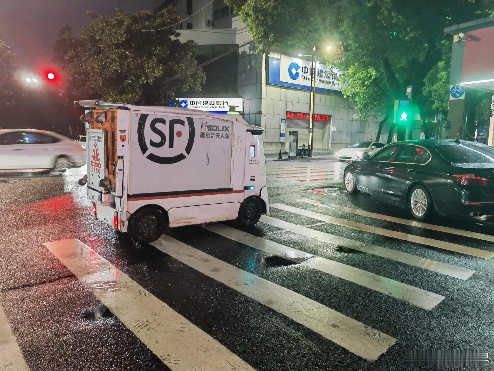 顺丰的无人驾驶快递车停这里不动了。前面一辆黑车挡道，这智能小车直接刹车停下，乖乖