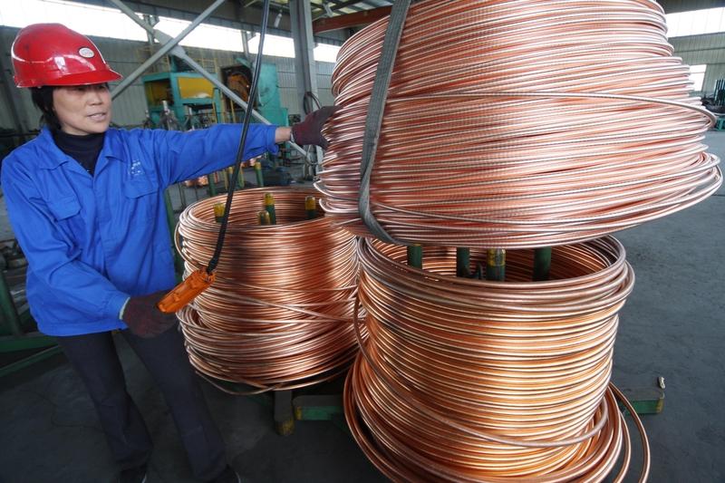 从短期来看，美国大量抢购铜，会直接导致国际市场上铜的供应量减少。加工企业为了获取