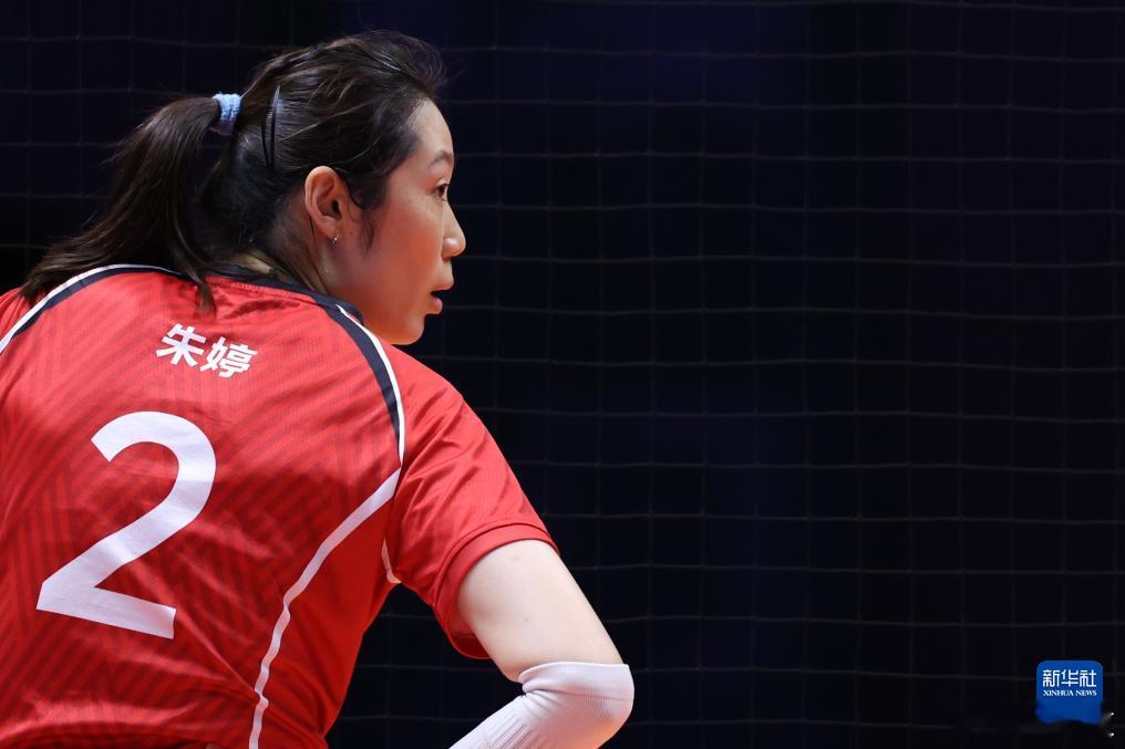 新华社： 全运会丨女排“强强对话”江苏完胜河南14日晚在一场第十五届全运会女排小