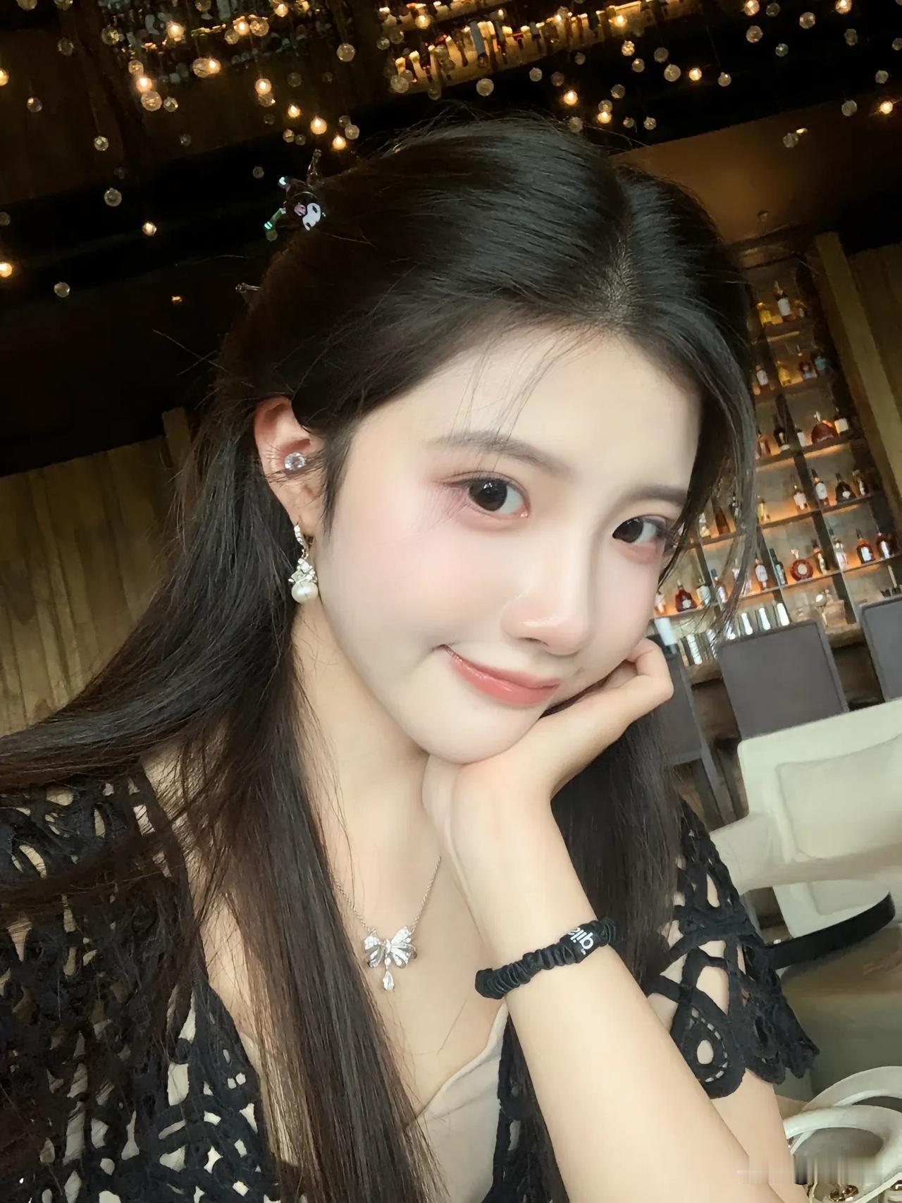 优雅气质，黑白配穿搭，咖啡馆里的温柔时光