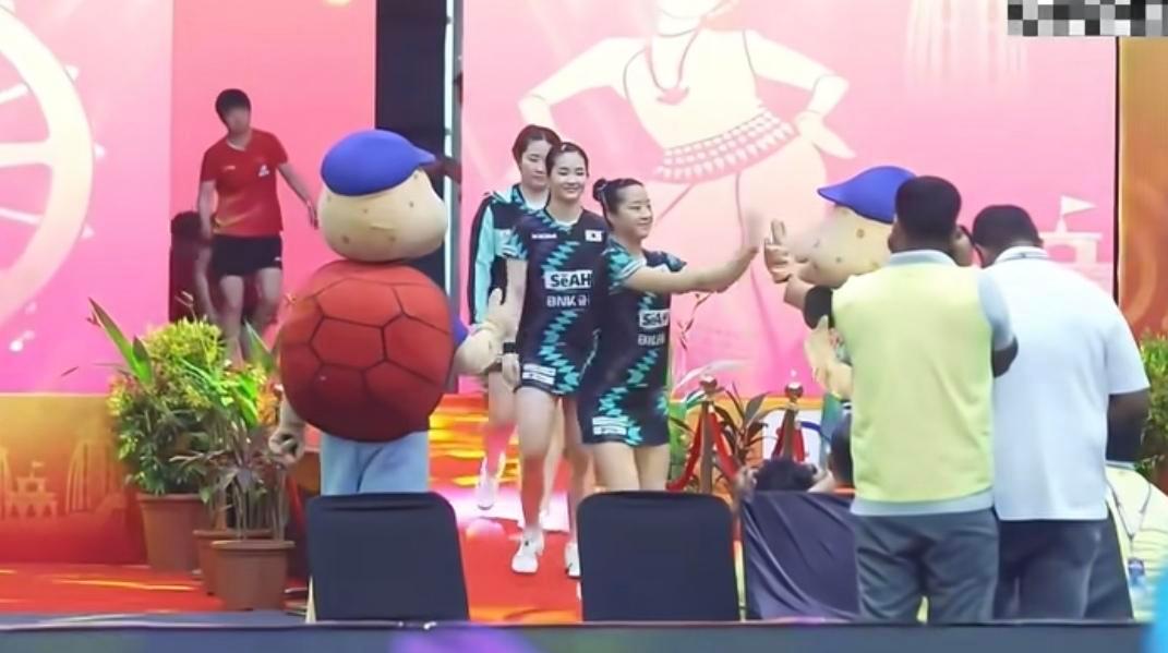 韩国队笑嘻嘻拍吉祥物，国乒三姐妹一句话没说，连个眼神都没给。
不是高冷，是心里有