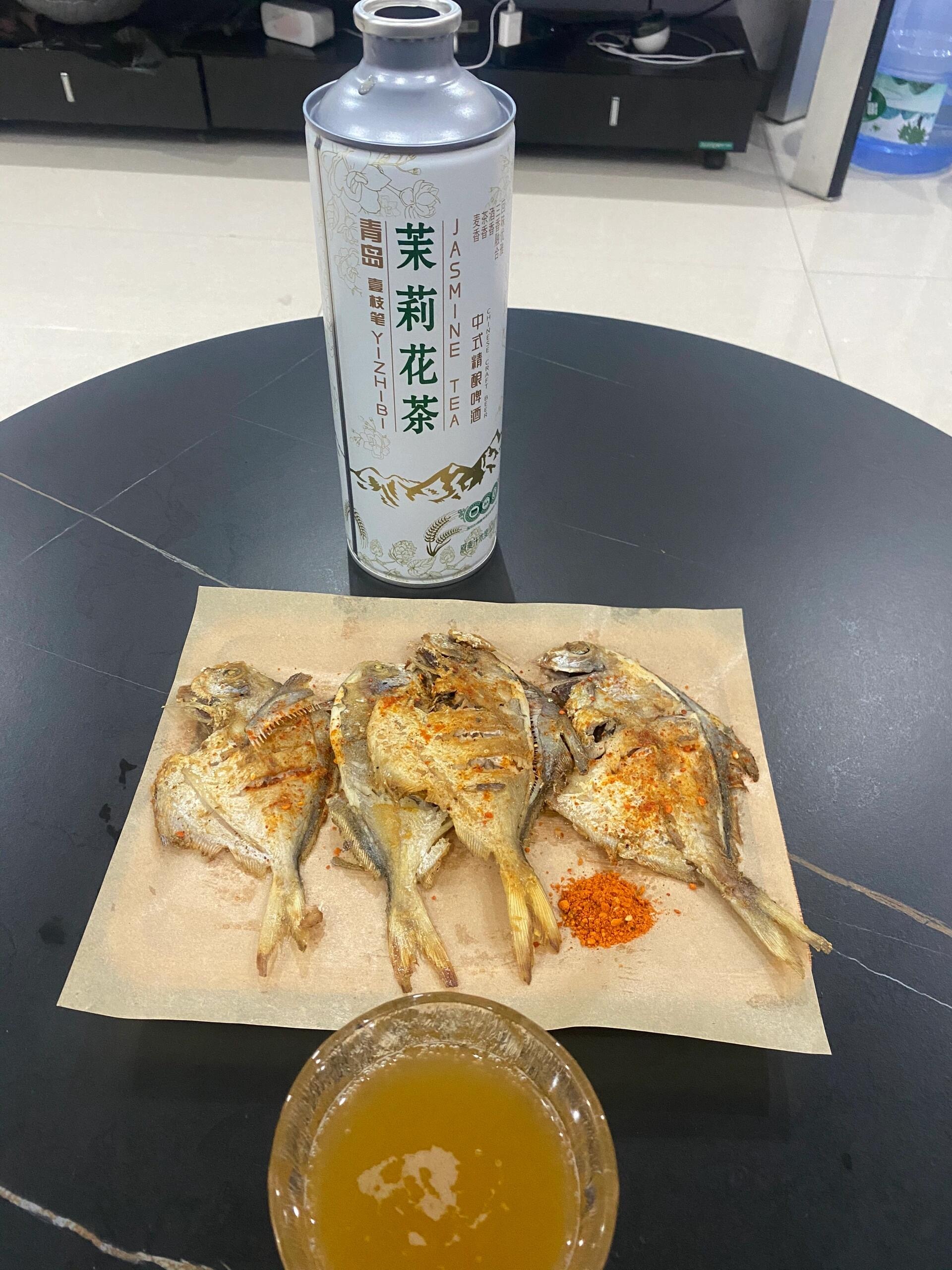 越来越爱独饮每天喝酒真的很快乐 一个人追着剧喝着酒真的很快乐 