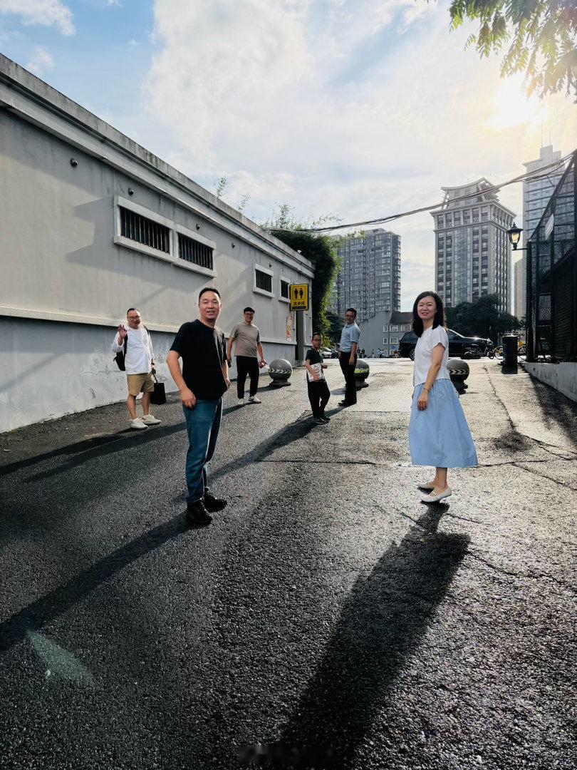 今天特别开心，特别开心，同学忽然出现在南京先锋书店，炜如、朝涛，完全没有想到他们