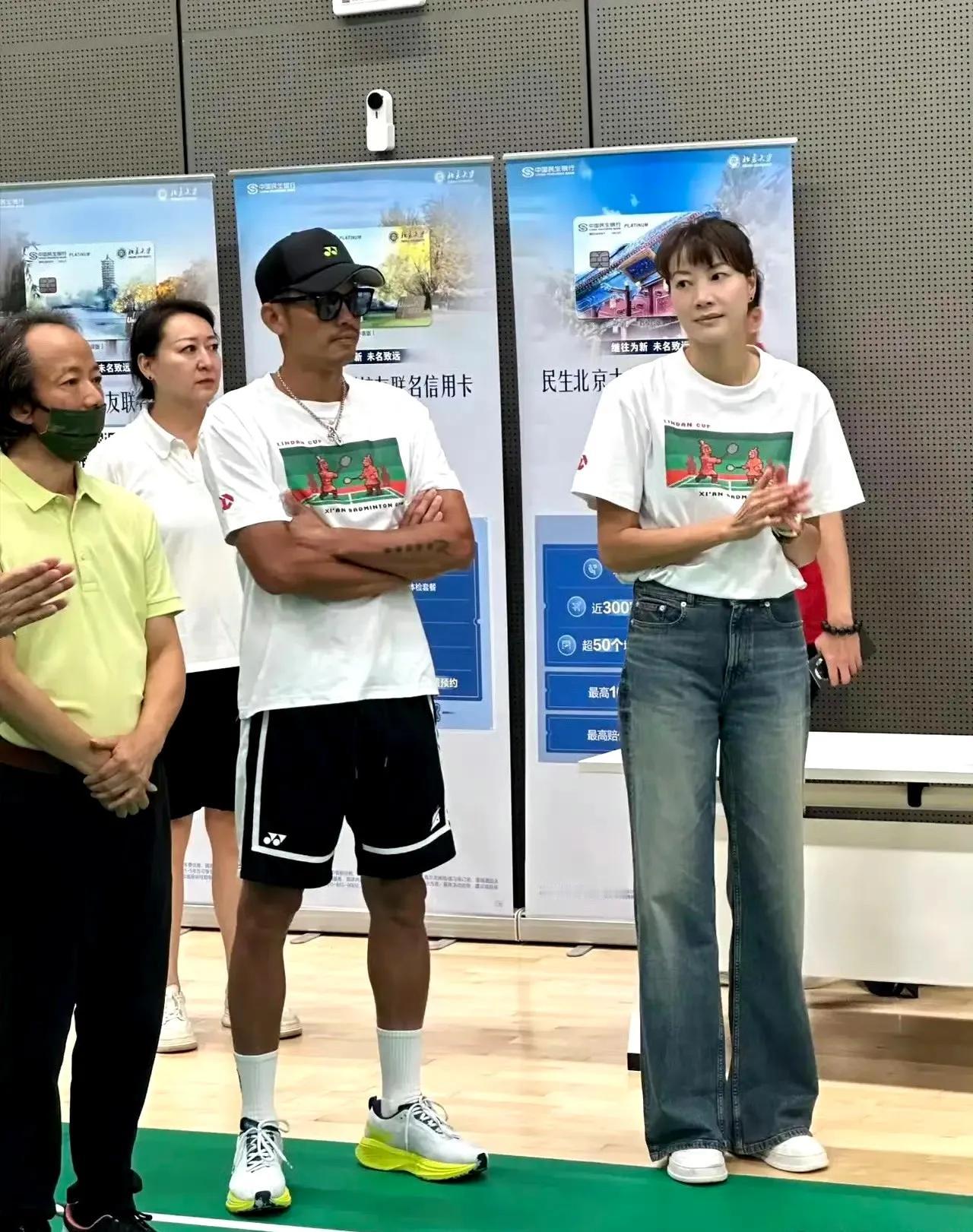 这两人就像素未谋面的陌生人。几乎没有肢体接触，谢杏芳的眼神没有一点妻子的温柔。